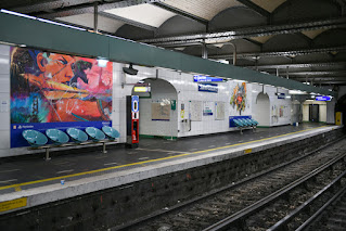 galerie d’art éphémère Horizon Forbidden West dans le métro à Paris