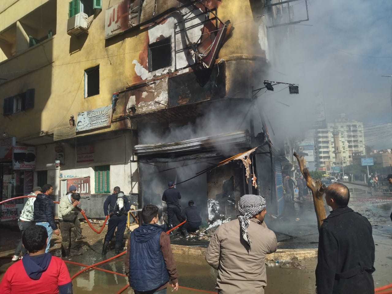 ماس كهربائي يتسبب في نشوب حريق بمحل أحذية بمدينة كفر الشيخ