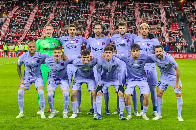 F. C. BARCELONA. Temporada 2021-22. Ter Stegen, Ferran Torres, Busquets, Piqué, Ronald Araújo. Alves, Ferran Jutglà, Pedri, Gavi, Abde, Jordi Alba. ATHLETIC CLUB DE BILBAO 3 F. C. BARCELONA 2 Jueves 20/01/2022, 21:30 horas. Copa del Rey, octavos de final, partido único. Bilbao, Vizcaya, estadio de San Mamés: 37.287 espectadores. GOLES: 1-0: 2’, Iker Munian. 1-1: 20’, Ferran Torres. 2-1: 86’, Íñigo Martínez. 2-2: 90+3’, Pedri. 3-2: 105’, Iker Muniain, de penalti.