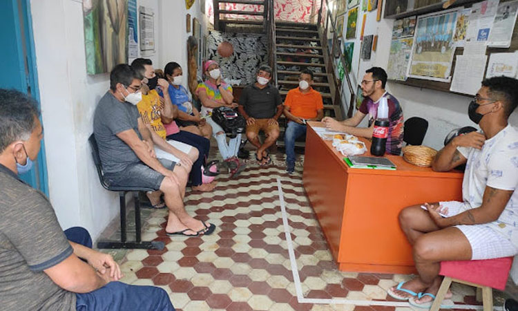 Representantes de grupos culturais em reunião