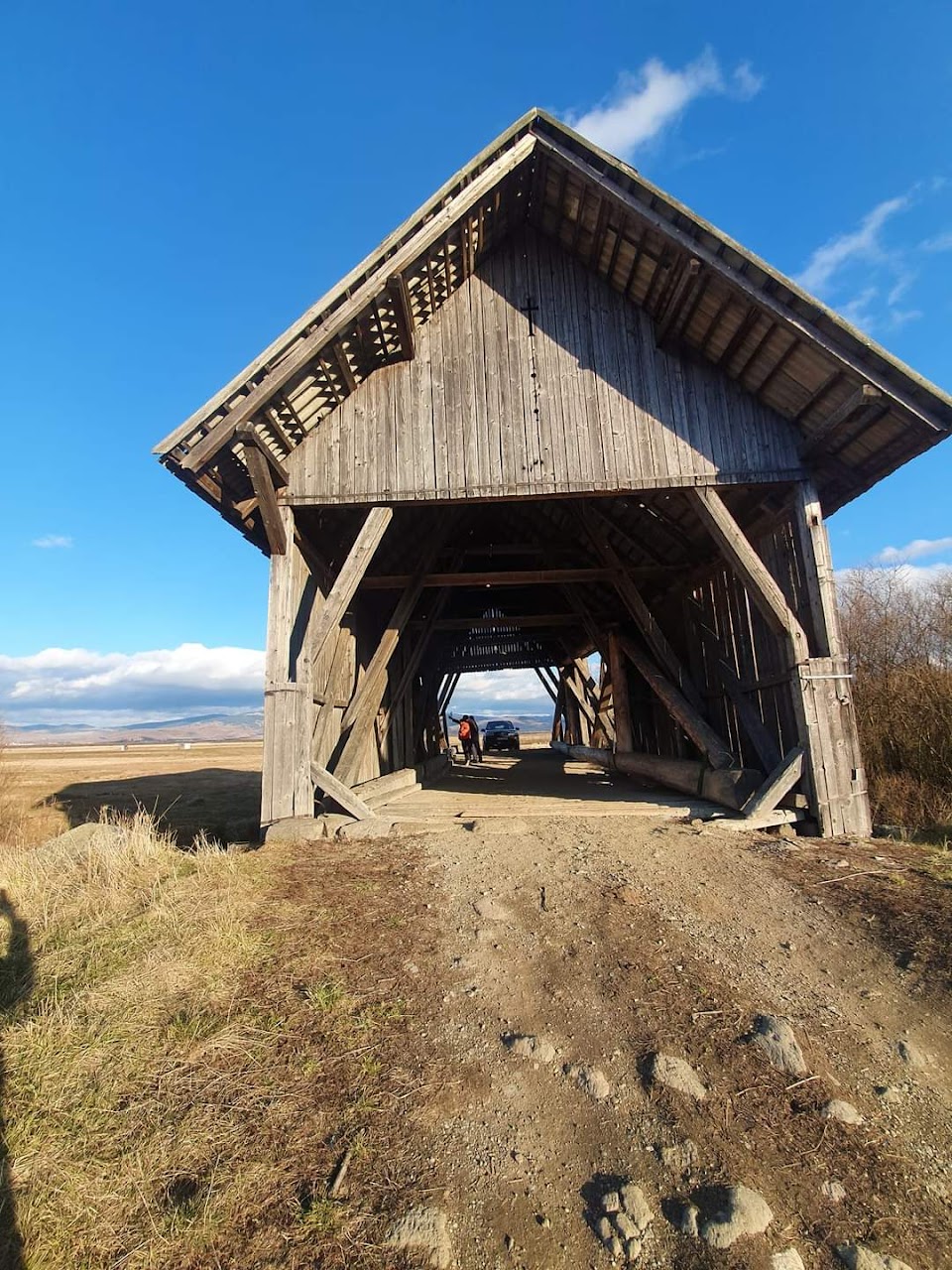 Pod din lemn asemănător cu cele două de peste Mureș, la Subcetate, înlocuite în a II-a 1/2 a sec 20