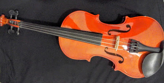 A foto mostra o violino um dos instrumentos musicais que a nova geração usa muito para passar o tempo juntos cantando.