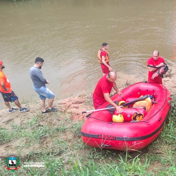 Bombeiros realizam treinamento para vítimas de enchentes e situações de risco em Jacupiranga