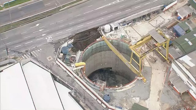 Obra do Metrô cede asfalto e abre cratera na Marginal Tietê em SP