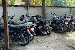 Varanasi News : पुलिस ने राजातालाब मे अवैध पार्किंग में सड़क किनारे खड़े वाहनो के काटे चालान