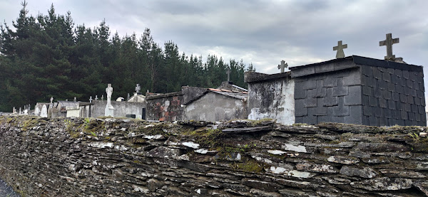 Cementerio de O,Castelo en el Camino Primitivo