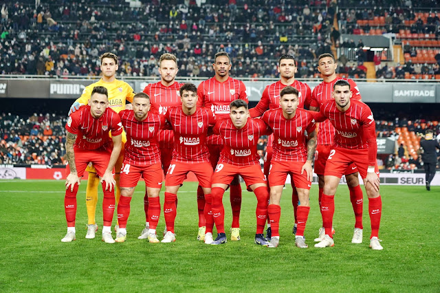 SEVILLA F. C. Temporada 2021-22. Javi Díaz, Rakitic, Fernando, Rekik, Diego Carlos. Ocampos, Papu Gómez, Óliver Torres, Acuña, Montiel, Rafa Mir. VALENCIA C. F. 1 SEVILLA F. C. 1 Miércoles 19/01/2022, 21:30 horas. Campeonato de Liga de 1ª División, jornada 21. Valencia, estadio de Mestalla: 26.049 espectadores. GOLES: 0-1: 7’, Diakhaby, en propia puerta. 1-1: 44’, Guedes.