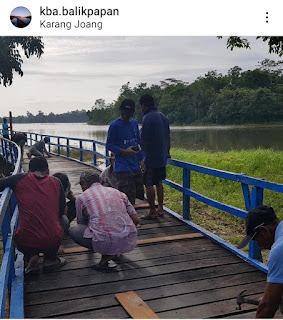 Warga Bergotong Royong  Memperbaiki Jembatan Panjang Agar Tetap Aman Dilewati Pengunjung