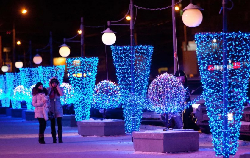 Ideas for decorating outdoor lamp posts for Christmas