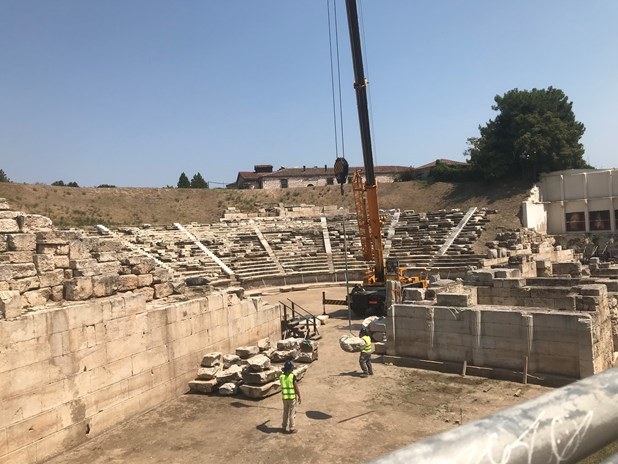 Αρχαίο θέατρο: Αποκαταστάθηκαν σχεδόν 400 εδώλια 1,7 τόνων έκαστο