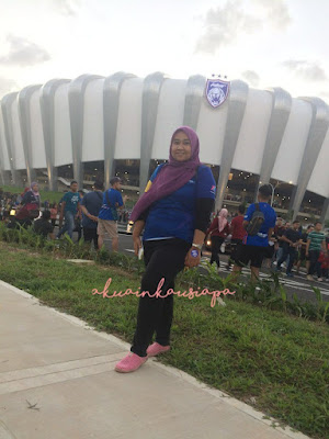 bergambar di luar stadium jdt