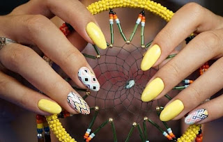 Decoración de uñas en amarillo