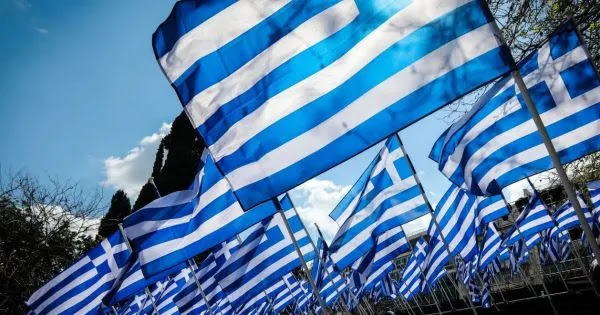 Στο κρατητήριο γυναίκα επειδή πωλούσε… ελληνικές Σημαίες! - Ανενόχλητοι οι αλλοδαποί παράνομοι μικροπωλητές