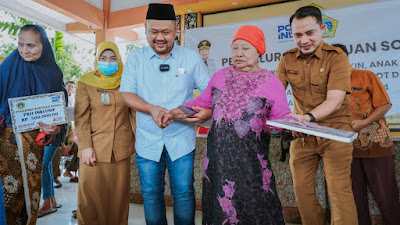 Jelang Lebaran, Bupati Fandi Akhmad Yani Salurkan Bantuan Sosial Untuk Masyarakat