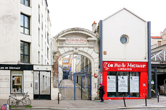 Paris : Porche de la Maison Pellissier Jonas et Rivet Inc, vestige du passé industriel de l'Est parisien au 49 rue de Bagnolet - XXème