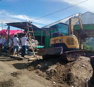 Empat Ekscavator dan relawan bantu pembersihan puing reruntuhan