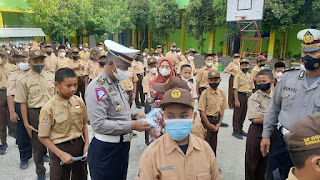 Hari Kesepuluh Ops Keselamatan 2022, Satlantas Polres Enrekang Bagikan Masker Ke Siswa/siswi SMP N 1 Enrekang