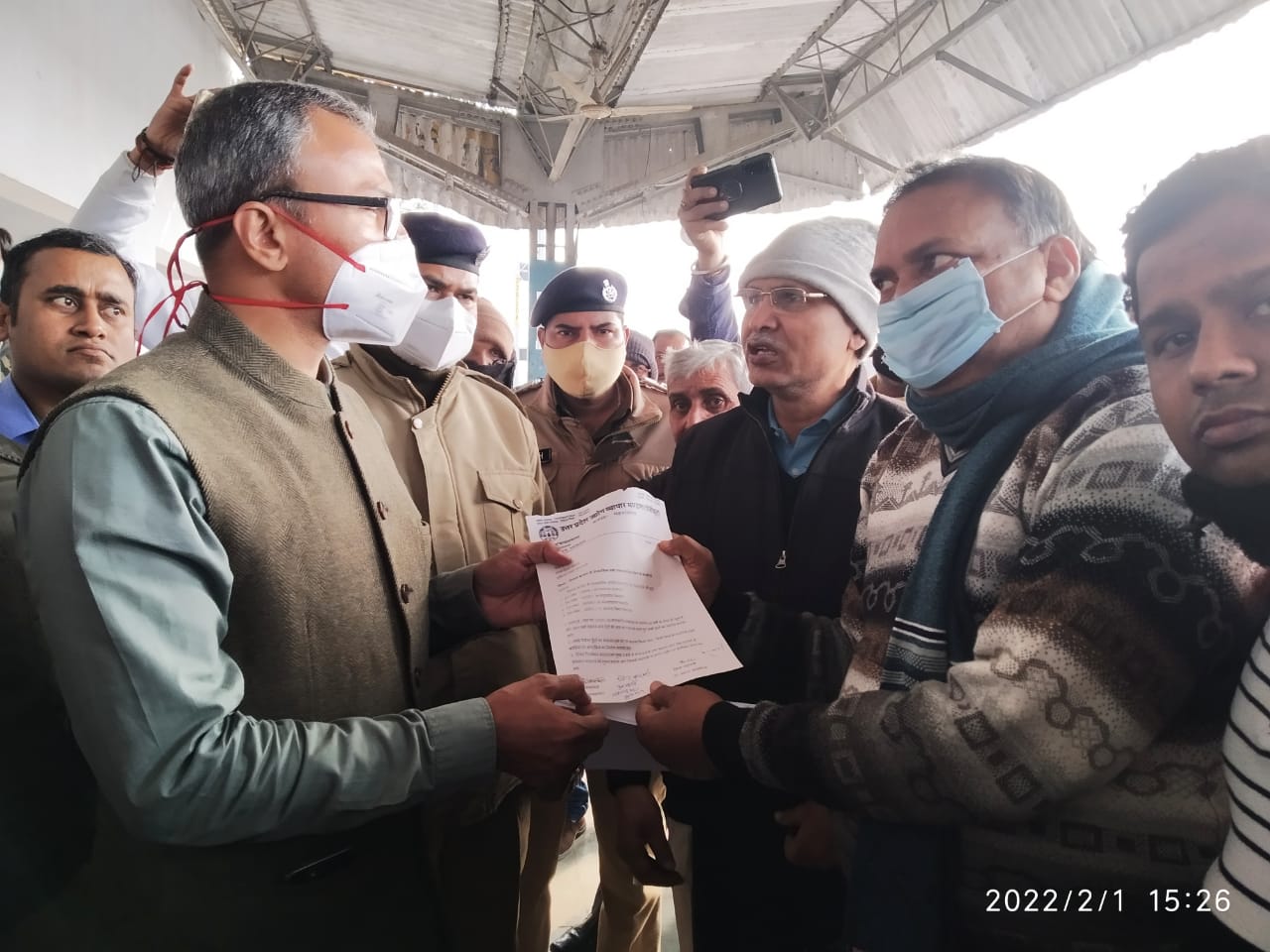 सिसवा में रेल प्रबंधक को व्यापारियों ने सौंपा मांग पत्र, पैसेंजर ट्रेनों को चलाने की मांग