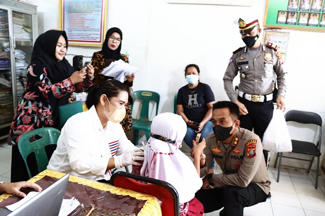 Berikan Coklat Kepada Anak Anak, Kapolres Tanjung Balai Tinjau Vaksinasi Massal Covid 19 Anak Usia 6 - 11 Tahun