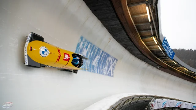 Trenó amarelo da Alemanha descendo a pista de gelo em Winterberg