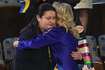 زوجة ألرئيس الامريكية ي احضان سفيرة اوكرانيا السمينة البيضاء