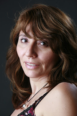 Elga Reátegui (Periodista y escritora)
