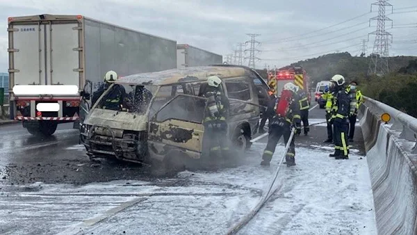 ▲汪姓民眾駕駛廂型車行經國道三號龍井路段，不明原因起火燃燒，幸好祖孫三人及時逃生未釀傷亡。（圖／國道第七公路警察大隊提供）