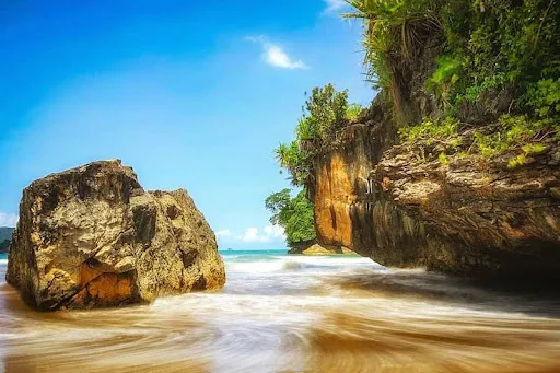 Pantai Pelang Trenggalek