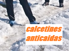 Calcetines antideslizantes en el hielo y la nieve.