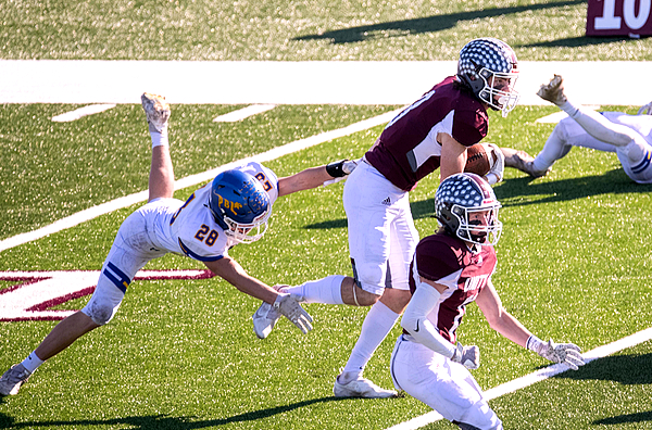 Seth Hitz misses a tackle on Unity's Tyler Hensch