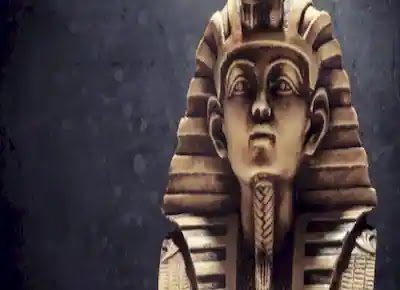 القناع الذهبي لملك مصر الفرعوني توت عنخ آمون