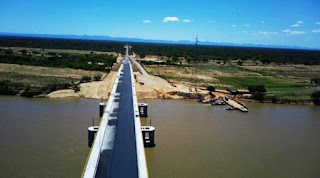 Quase concluída, ponte entre Barra e Xique-Xique recebe asfaltamento