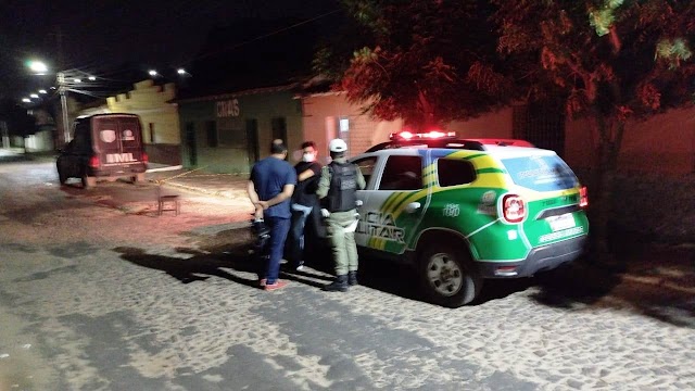 Jovem é morto a tiros na porta de casa no bairro Santa Isabel em Parnaíba
