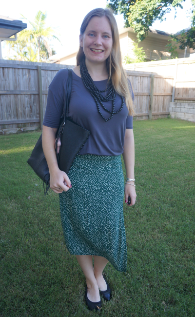 grey tee, black statement necklace accessories unlined tote bag and green daisy print midi skirt ghanda | awayfromblue