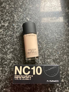 Packaging and sample pot of M.A.C. Studio Fix Fluid SPF 15 Foundation NC10