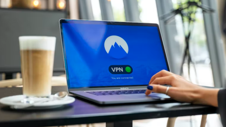 VPN-서비스-테스트-하려고-노트북-켜는-사진