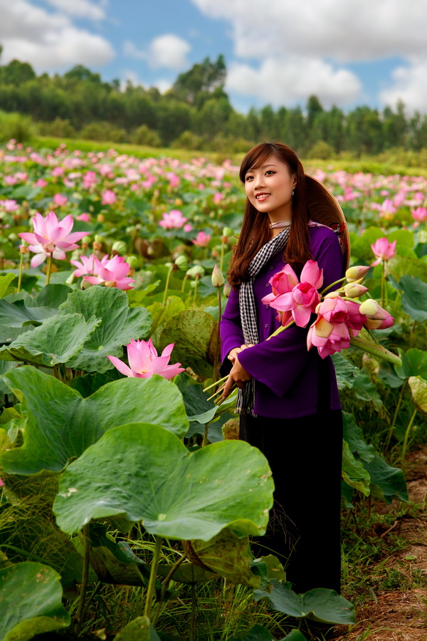 Thiếu nữ áo bà ba tím