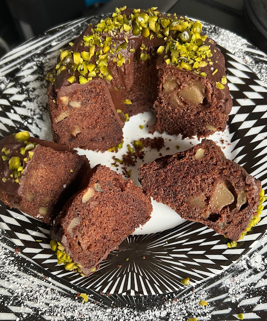 Schokoladenkuchen mit Walnüssen und Birnen