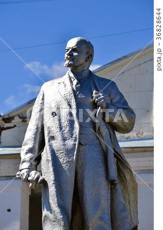 偉大なる同志 Lehnin の Statue: "レーニン死後100周年"