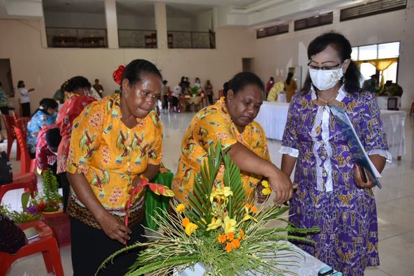 Lomba Merangkai Bunga Sambut HUT ke 22 Darma Wanita Persatuan (DWP) di Biak Numfor