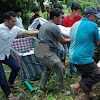  INILAH Babinsa, Tunjukkan Rasa Empati, Menggotong Jenazah Warga Sampai Ke Pusara , 