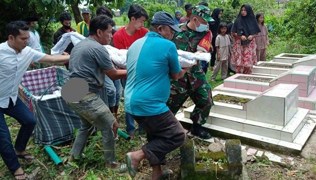  INILAH Babinsa, Tunjukkan Rasa Empati, Menggotong Jenazah Warga Sampai Ke Pusara , 