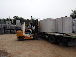 Rental Forklift 3 Ton di saat bekerja di Kecamatan Cibinong Bogor