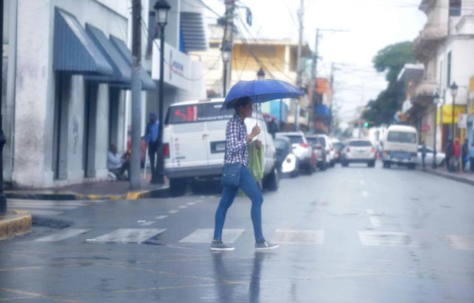 COE mantiene en alerta a ocho provincias por incidencia de vaguada sobre el país