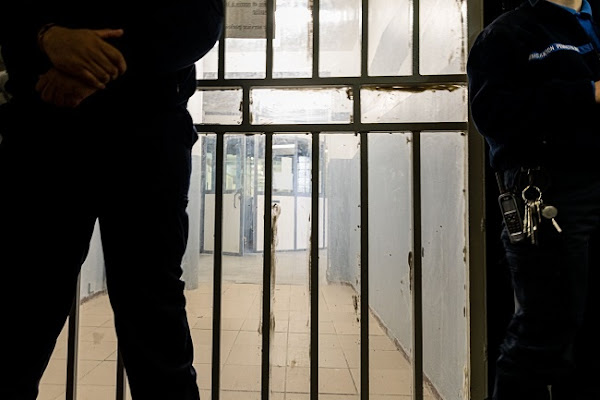 « Une scène d’une extrême violence » : un surveillant pénitentiaire passé à tabac par un détenu à Osny