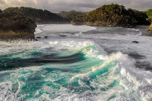 Pantai Tersembunyi di Malang