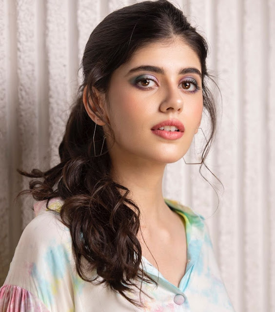 Sanjana Sanghi simple image