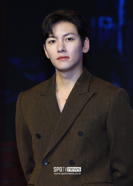[theqoo] JI CHANGWOOK, ADMITS TO SMOKING INDOORS + APOLOGIZES “INAPPROPRIATE BEHAVIOUR… SORRY FOR THE DISAPPOINTMENT