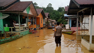 Kapolsek Kuala Behe Tinjau Banjir, Himbaukan Warga Selalu Waspada