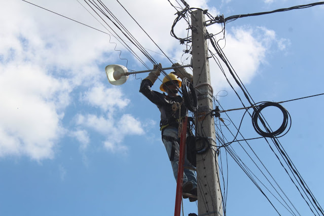Prefeitura realiza mutirão  para substituição de lâmpadas em Caraúbas